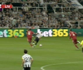 华体会体育-纽卡跟队：科纳特明显推搡巴恩斯连犯规都不是？他本该两黄下场