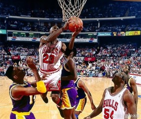 体育直播-乔丹职业生涯挨了多少盖帽，在NBA排第几？谁封盖乔丹次数最多？