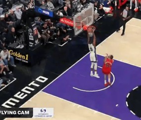 官方网站-蒙克背运过人完成双手暴扣，目前5中5、三分3中3得到13分